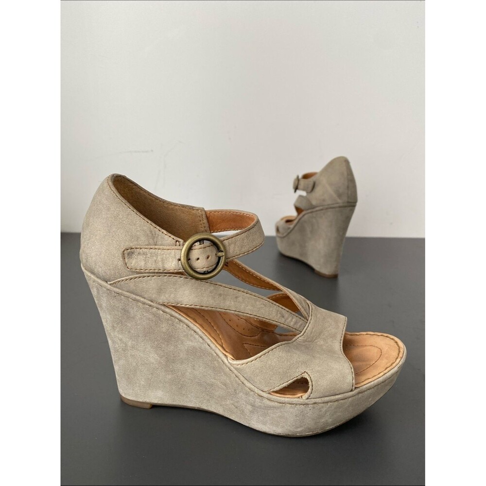 Born Taupe Suede Wedge Strapped Sandals Round Buckle Sz 6